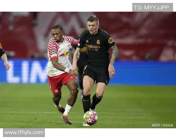 克罗斯在足球世界中的传奇之路与影响力解析