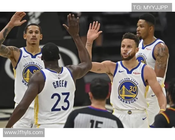 勇士与骑士常规赛精彩对决回顾球迷热议赛场表现与战术策略 勇士与骑士常规赛精彩对决回顾球迷热议赛场表现与战术策略