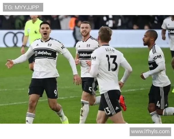 女王巡游与富勒姆的激烈对决展现足球魅力与团队精神的完美结合 女王巡游与富勒姆的激烈对决展现足球魅力与团队精神的完美结合